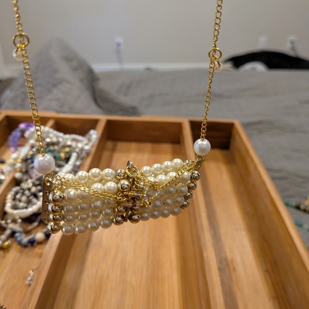 Elegant Gold and Pearl Necklace